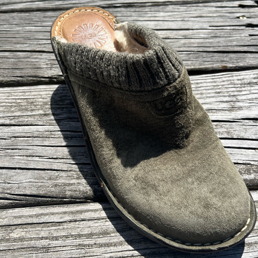 UGG Green  Suede Slip-On Clogs sherling inside , sz 9